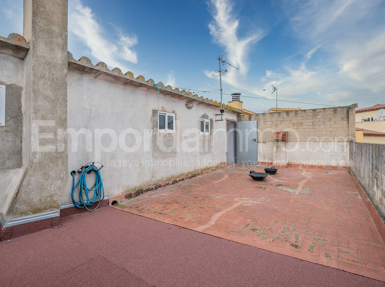 Apartamento con terraza en venta en Castelló de Empúries